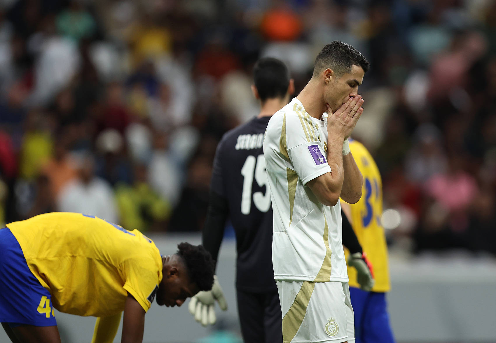 c罗离开梅西视频(c罗滑跪庆祝梅西进球)