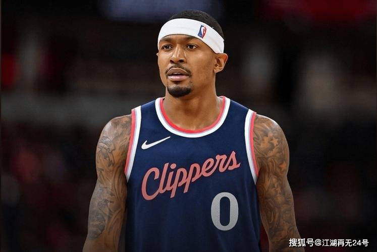 布拉德利·比尔绕桩投篮(2k布拉德利比尔投篮姿势)